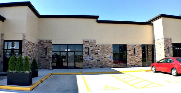 Falcon Retail Center: 2225 Falcon Ave, Bettendorf, IA 52722